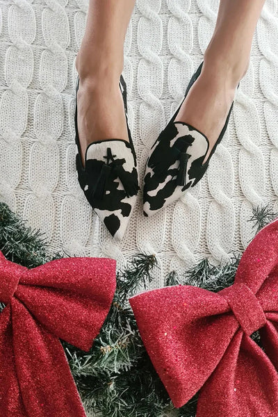 VALERIA | Elegant loafers with tapered toe and decorative tassel details