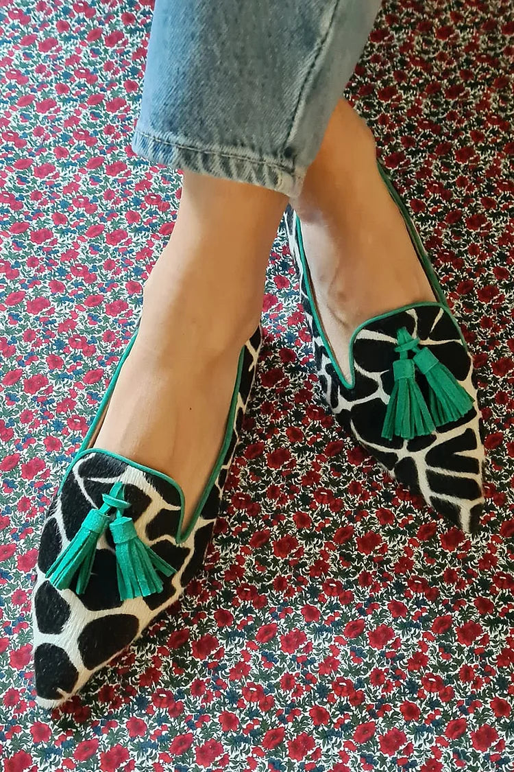 VALERIA | Elegant loafers with tapered toe and decorative tassel details
