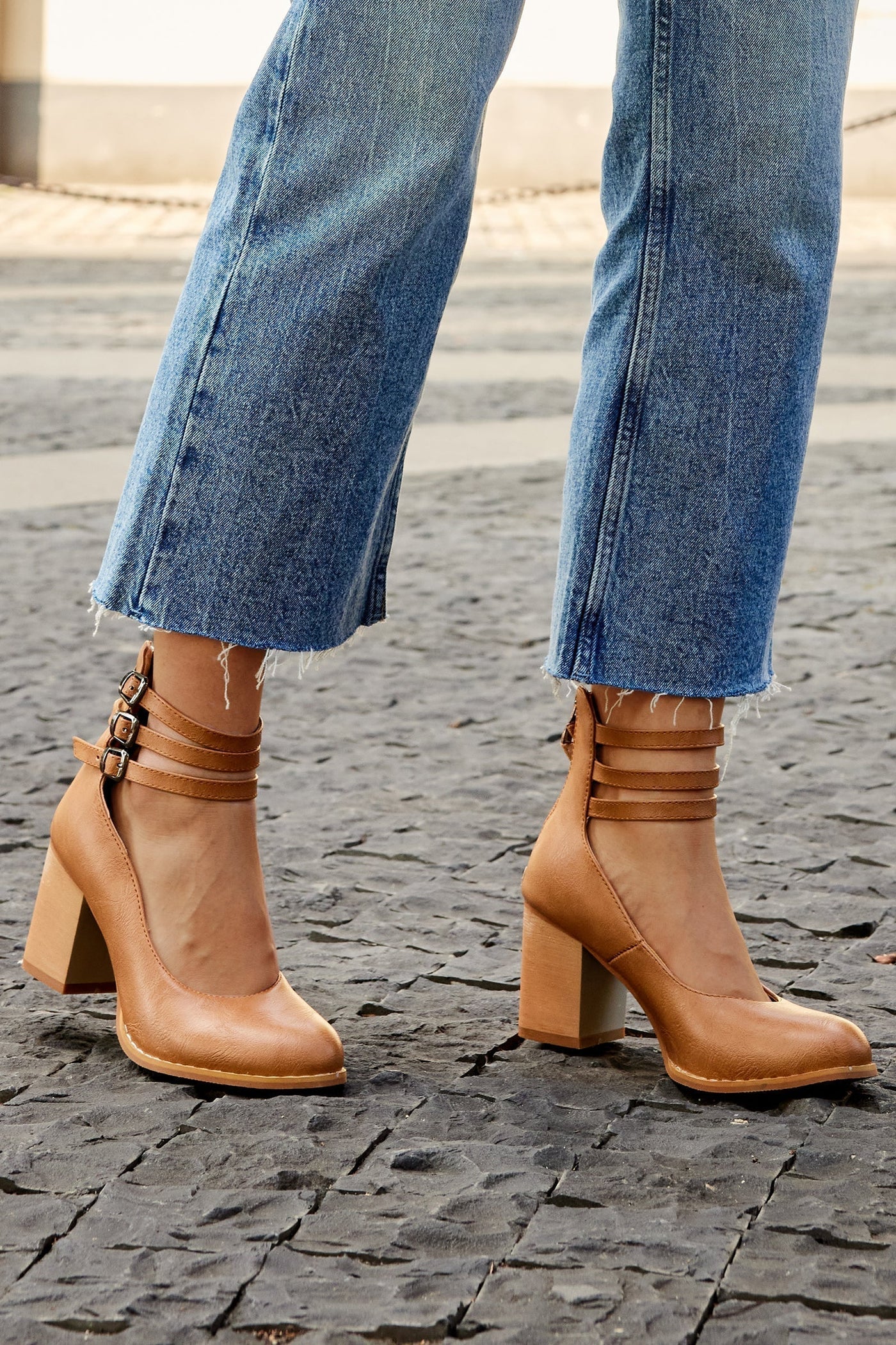 Freya™ | Elegant smooth sandals with ankle straps and thick heels for a sophisticated look