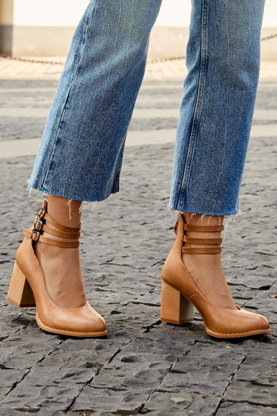 Freya™ | Elegant smooth sandals with ankle straps and thick heels for a sophisticated look