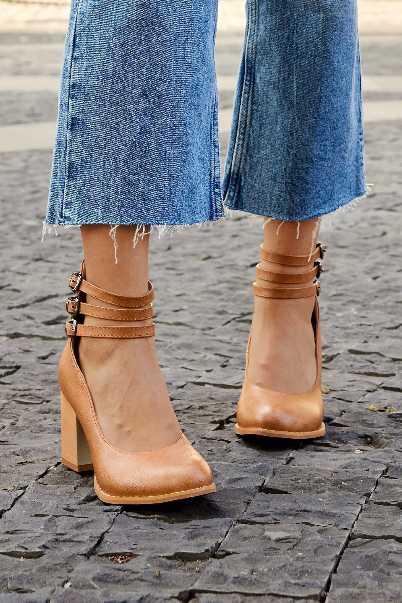 Freya™ | Elegant smooth sandals with ankle straps and thick heels for a sophisticated look