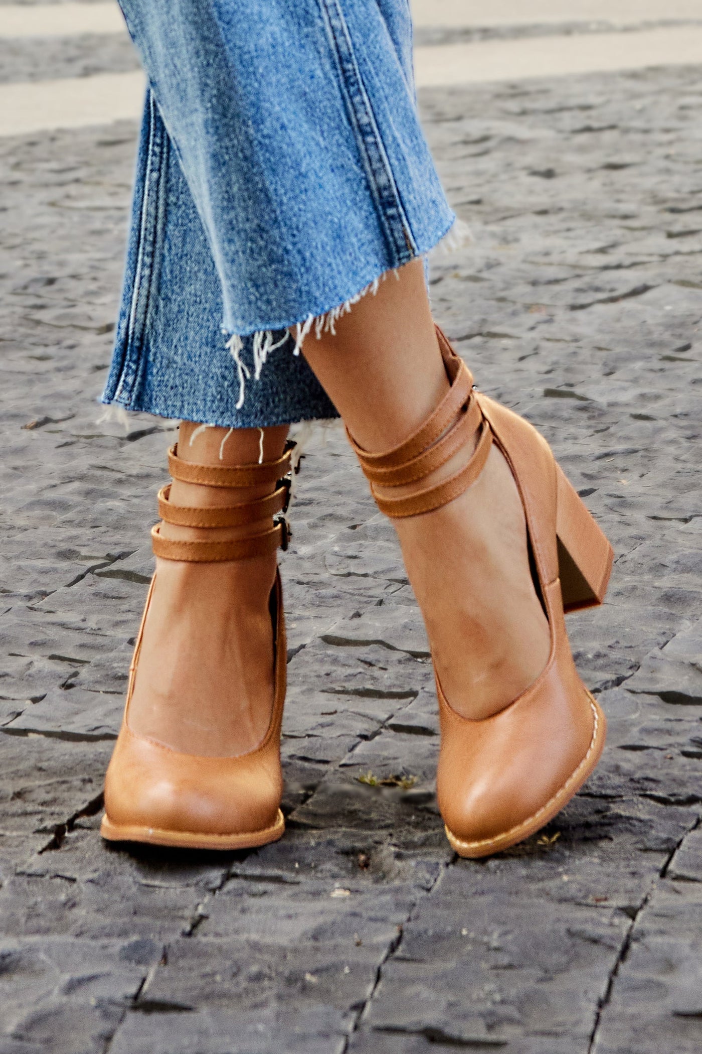 Freya™ | Elegant smooth sandals with ankle straps and thick heels for a sophisticated look