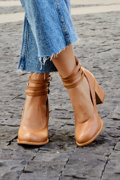 Freya™ | Elegant smooth sandals with ankle straps and thick heels for a sophisticated look