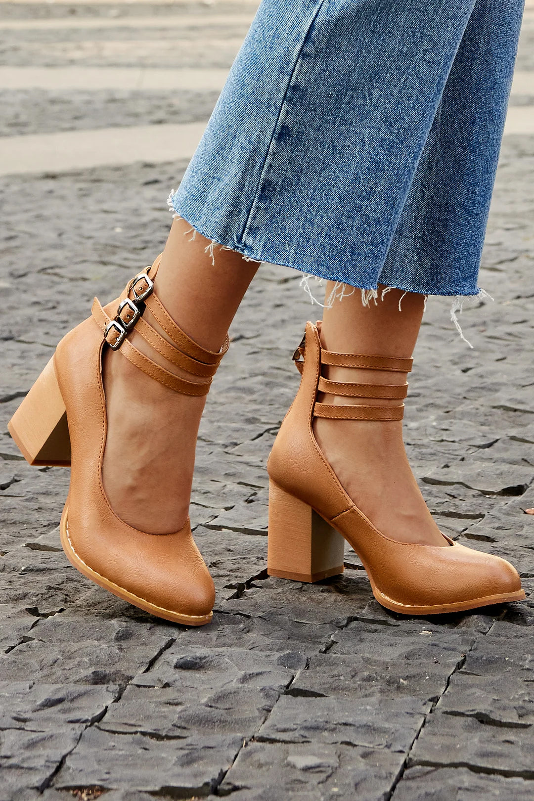 Freya™ | Elegant smooth sandals with ankle straps and thick heels for a sophisticated look